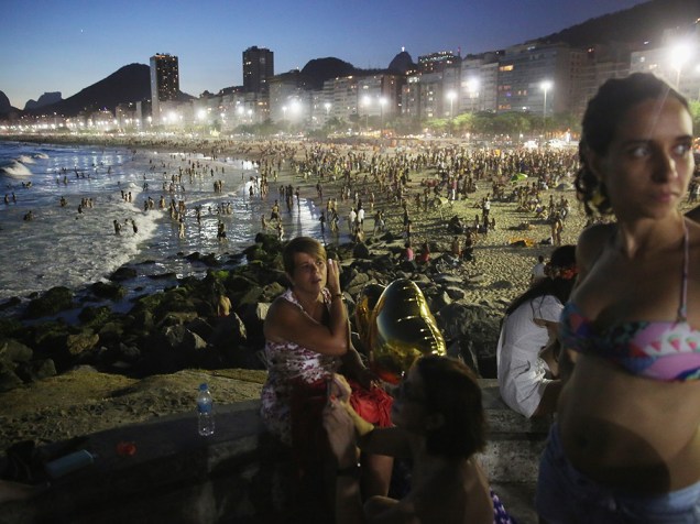 <p>Milhares de pessoas se reúnem na praia de Copacabana, no Rio de Janeiro - 17/01/2015</p>