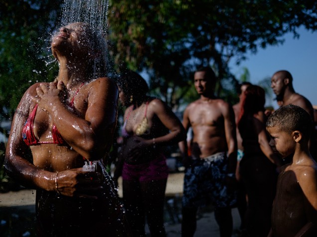 <p>Dezenas de pessoas formam fila para usar a ducha, no Piscinão de Ramos, no Rio de Janeiro - 19/01/2015</p>