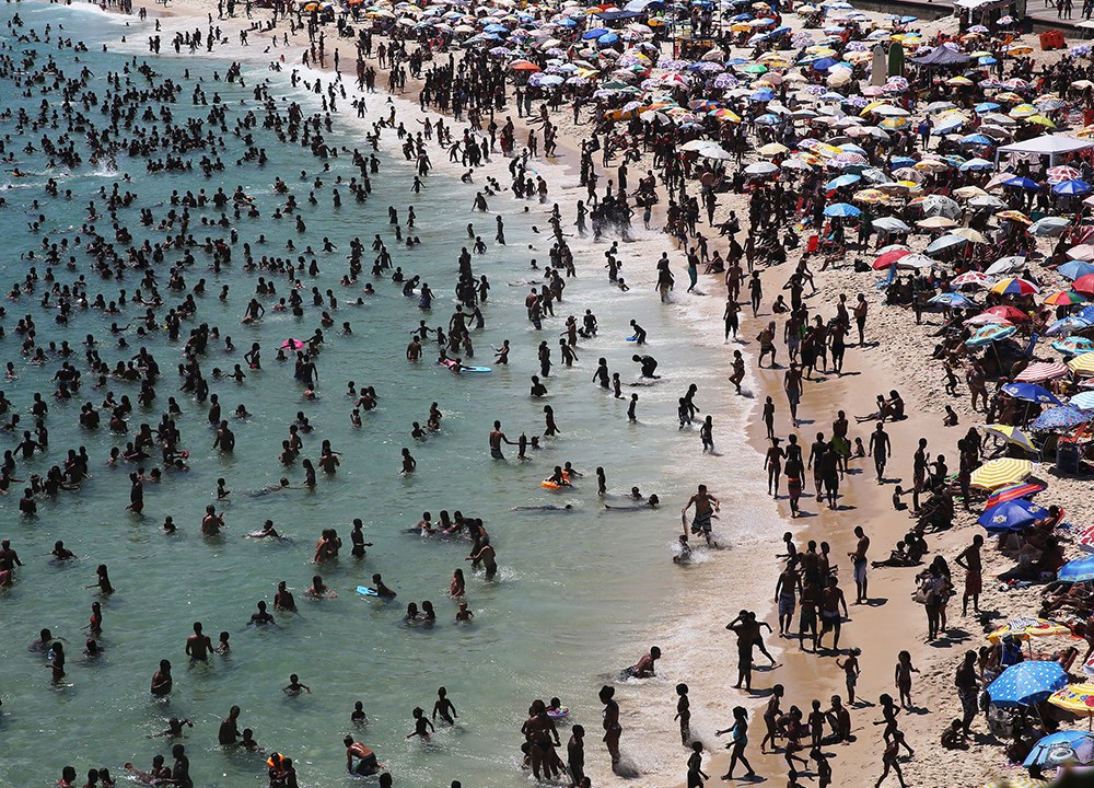 Praias do Rio de Janeiro ficam lotadas devido ao forte calor que atinge o país neste verão