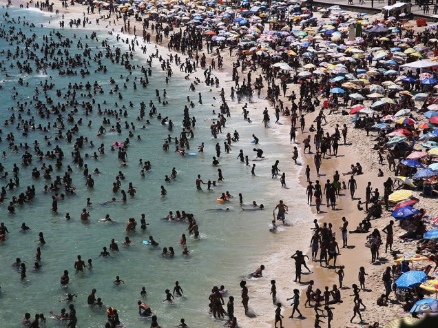 <p>Praias do Rio de Janeiro ficam lotadas devido ao forte calor que atinge o país neste verão</p>