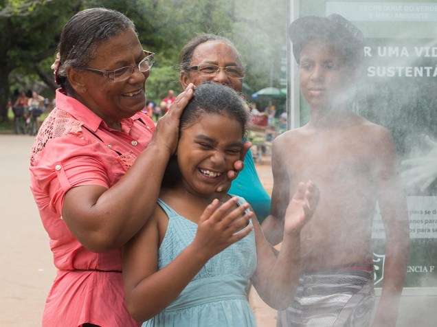<p>Frequentadores do Parque do Ibirapuera, na zona sul em São Paulo, se refrescam em vaporizador - 19/01/2015 </p>