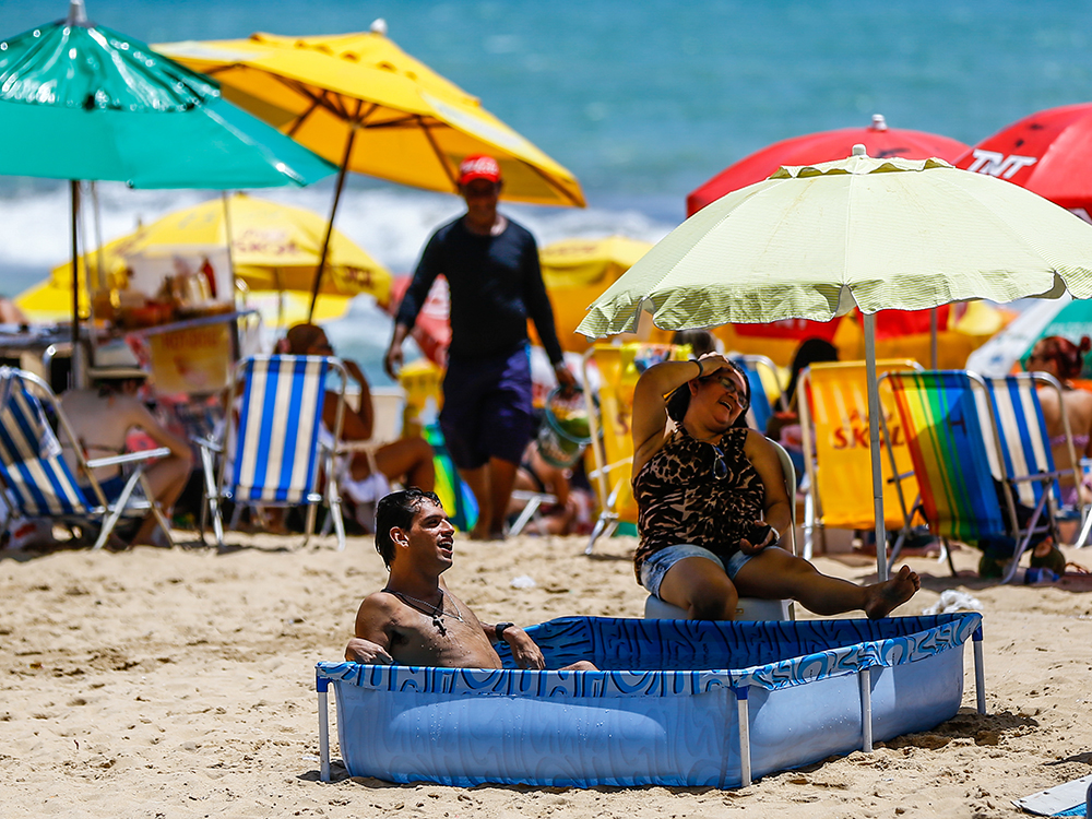 Forte calor leva centenas de banhistas a praia de Boa Viagem, no Recife