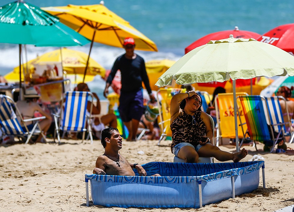 Forte calor leva centenas de banhistas a praia de Boa Viagem, no Recife