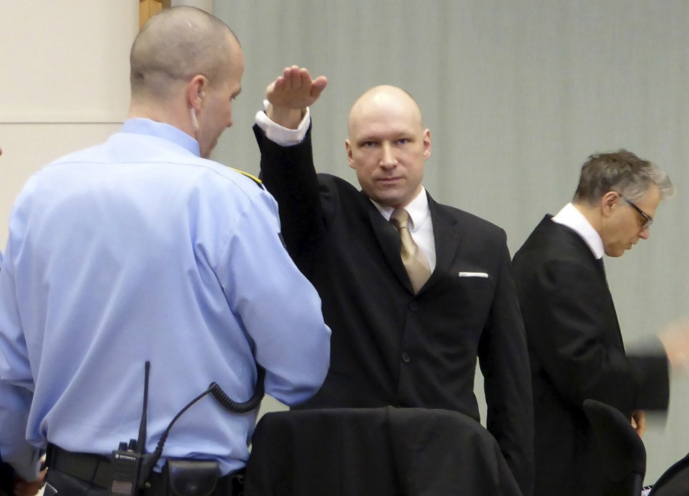 O assassino norueguês Anders Breivik faz saudação nazista na Corte, em Oslo