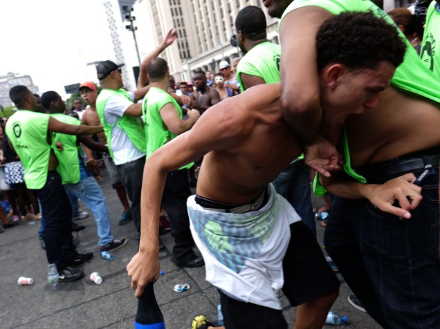 Brigas no Cordão da Bola Preta no Rio de Janeiro
