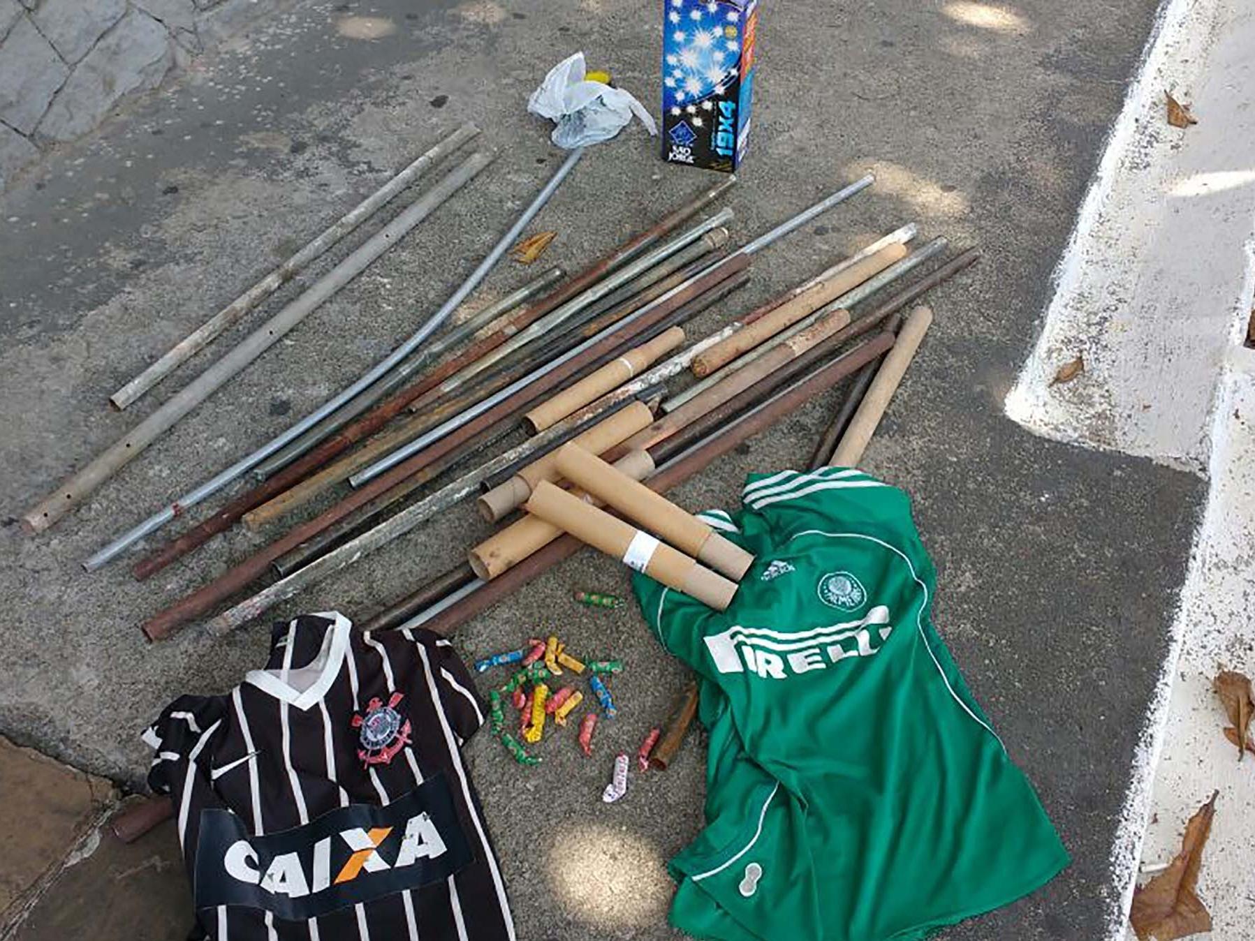 Polícia recolheu barras de ferro, rojões e porretes em briga de corintianos e palmeirenses em Guarulhos