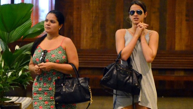 Bruna Marquezine passeia no shopping com a mãe
