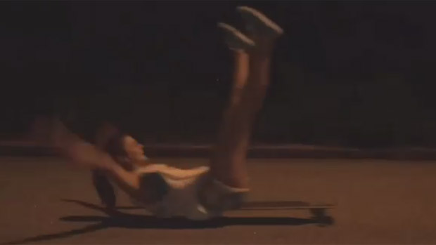 Bruna Marquezine arrepia no skate