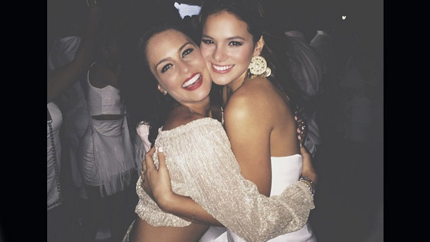 Bruna Marquezine com amiga Marcela Gomes, em quem deu o primeiro abraço do ano: nariz novo?
