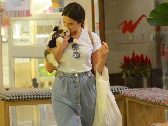 Bruna Marquezine compra cachorro em shopping do Rio