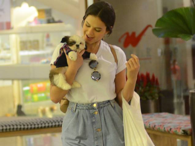 Bruna Marquezine compra cachorro em shopping do Rio