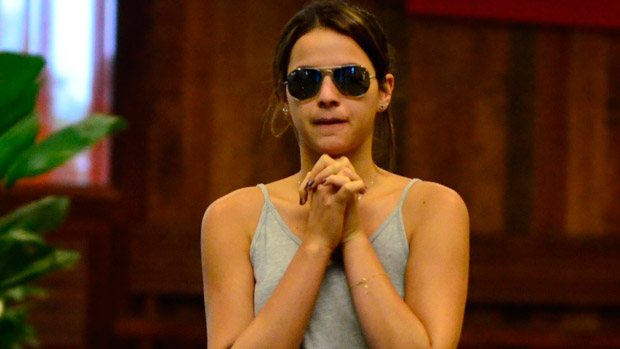 Bruna Marquezine sai de casa sem sutiã e disfarça com os braços