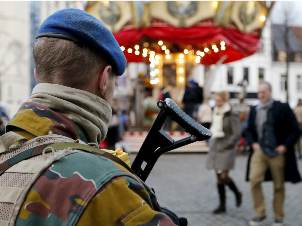 Policial patrulha uma feira natalina em Bruxelas, na Bélgica