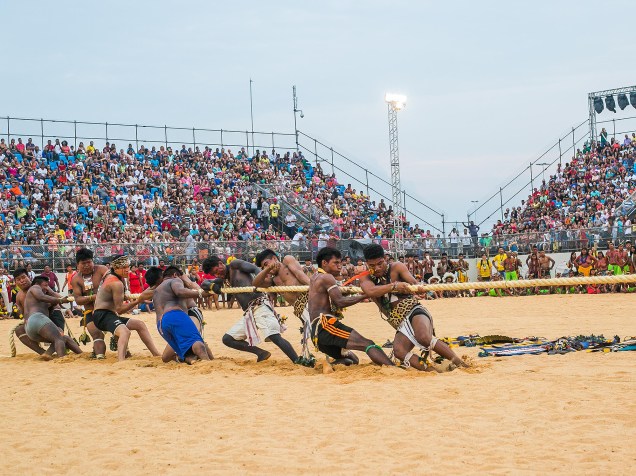 Competição de cabo de força durante o segundo dia dos Jogos Mundiais dos Povos Indígenas