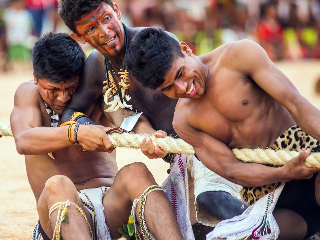 Competição de cabo de força durante o segundo dia dos Jogos Mundiais dos Povos Indígenas