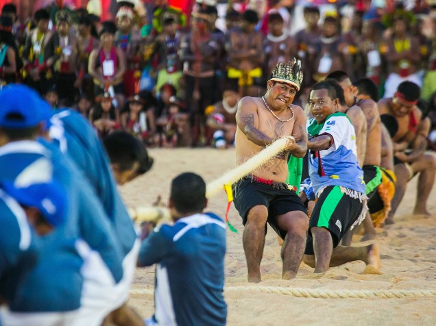 Competição de cabo de força durante o segundo dia dos Jogos Mundiais dos Povos Indígenas, em Palmas, Tocantins
