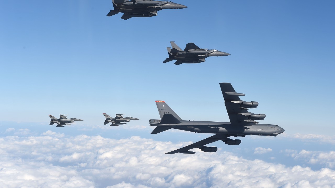 Imagem divulgada pela Força Aérea da Coreia do Sul mostra um bombardeiro B-52 dos Estados Unidos voando com jatos de combate sobre a Coreia do Sul - 10/01/2016