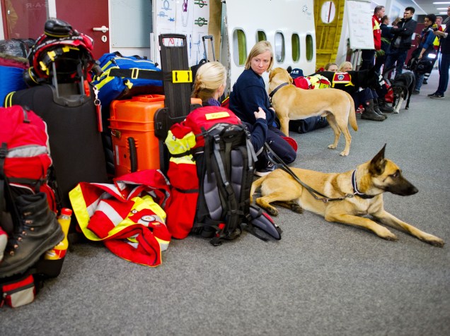 Membros de uma instituição de resgate alemã, aguardam com seus cachorros no aeroporto de Frankfurt para iniciar missão de busca das vítimas do terremoto no Nepal