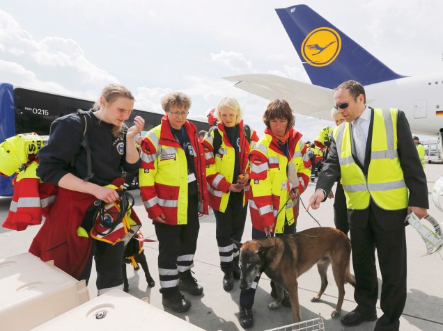 Cães farejadores embarcam para o Nepal para ajudar nas buscas das vítimas do terremoto