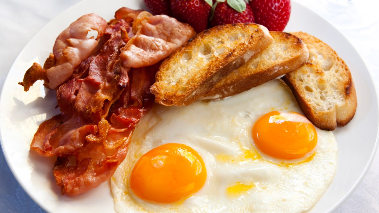 Tomar um café da manhã rico em proteína ajudou a reduzir o número de calorias ingeridas durante o dia, trouxe mais saciedade e estabilizou os níveis de glicose, o que ajuda a prevenir o diabetes