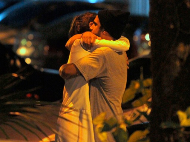 Caio Castro e Maria Casadevall em clima de romance, no Rio