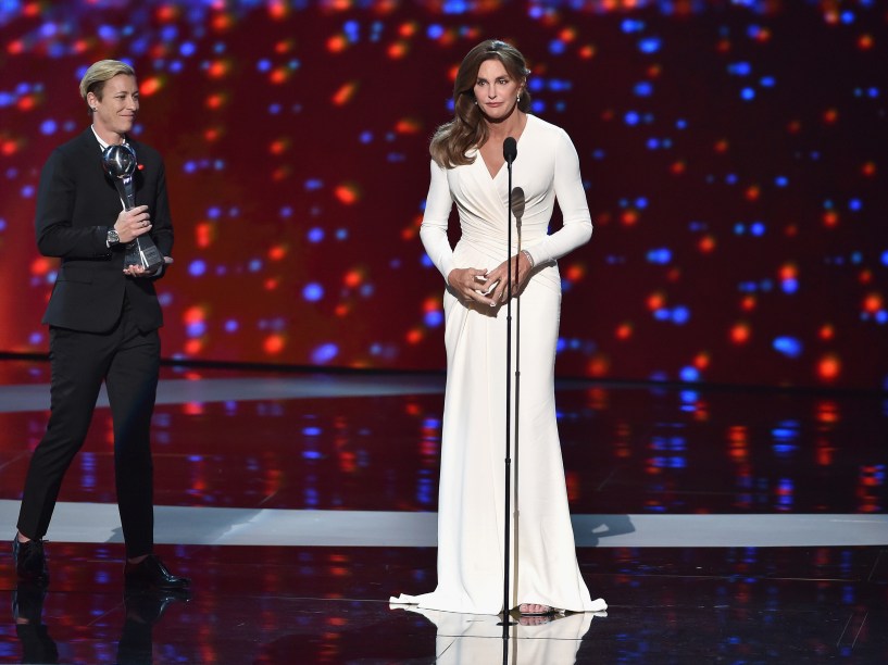 Caitlyn Jenner recebe o prêmio "Arthur Ashe Courage Award" durante o ESPY Awards 2015