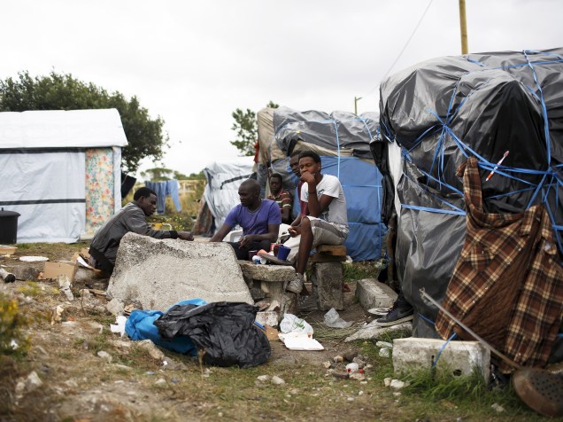 Imigrantes sudaneses em acampamento improvisado perto de Calais, norte de França