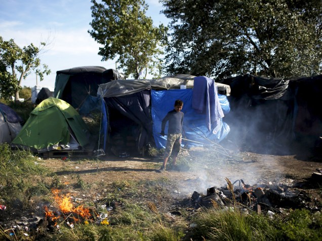 Imigrante sudanês em acampamento improvisado perto de Calais, norte de França