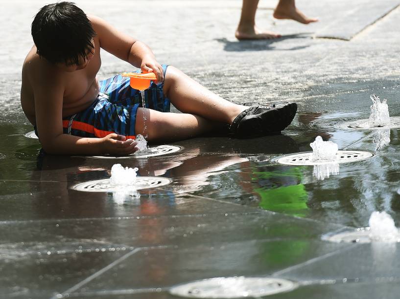 Habitantes e turistas aproveitam a forte onda de calor para sairem ao sol nas praias em torno do lago Ontario em Toronto, no Canadá