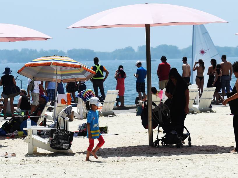 Habitantes e turistas aproveitam a forte onda de calor para sairem ao sol nas praias em torno do lago Ontario em Toronto, no Canadá