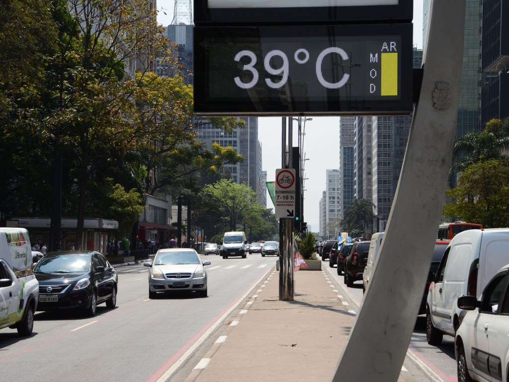 Termômetro marca 39 graus na Avenida Paulista, em São Paulo