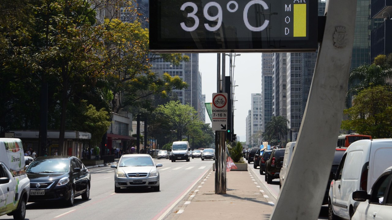 Termômetro marca 39 graus na Avenida Paulista, em São Paulo