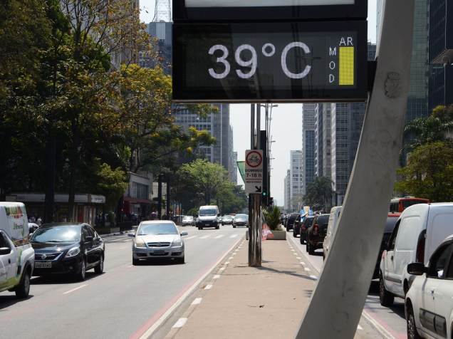<p>Termômetro marca 39ºC na avenida Paulista, em São Paulo. A cidade está sob a forte massa de ar quente que atua no centro-sul do país e eleva as temperaturas nesta sexta-feira (17), prometendo recordes para o fim de semana</p>