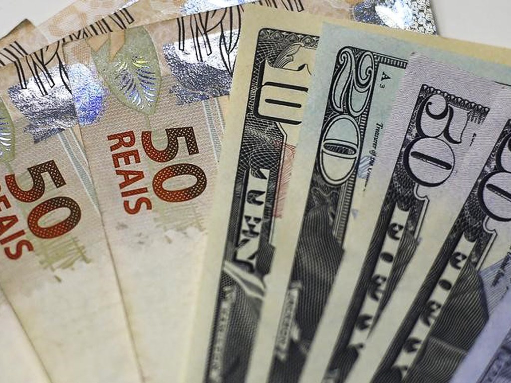 Notas de dólar e real em casa de câmbio do Rio de Janeiro - 10/09/2015
