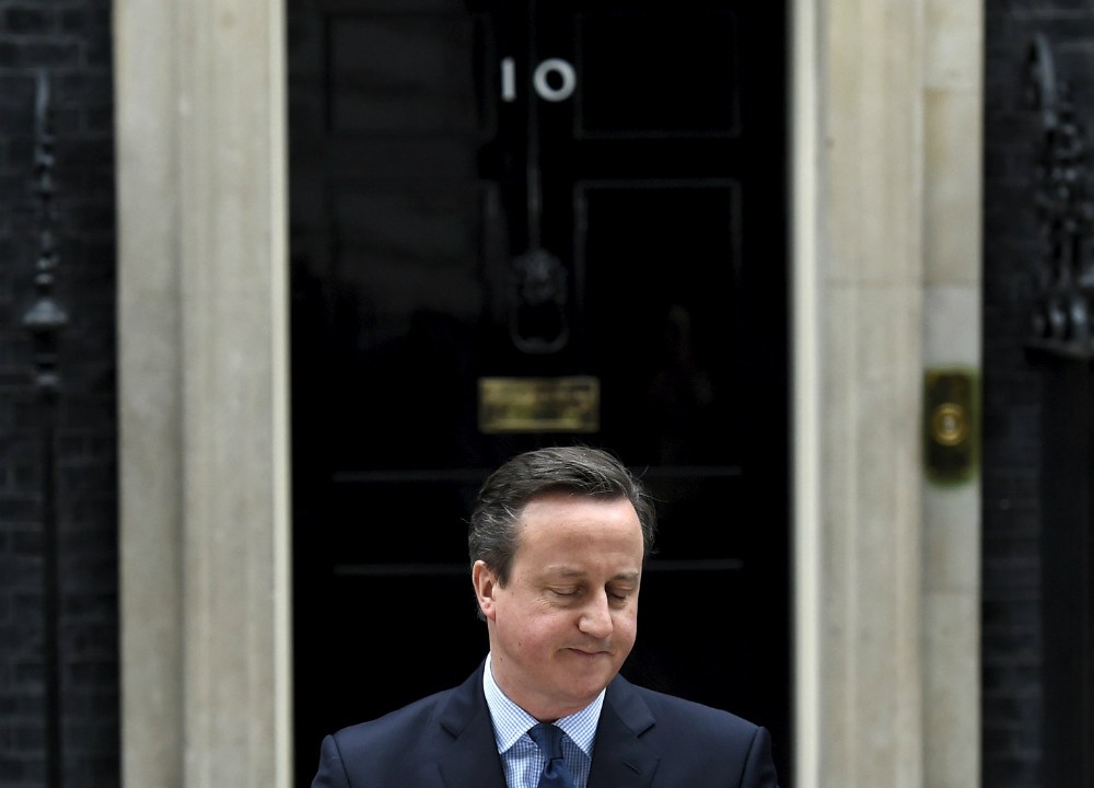 David Cameron discursa em frente ao número 10 da Downing Street, residência oficial dos primeiros-ministros britânicos