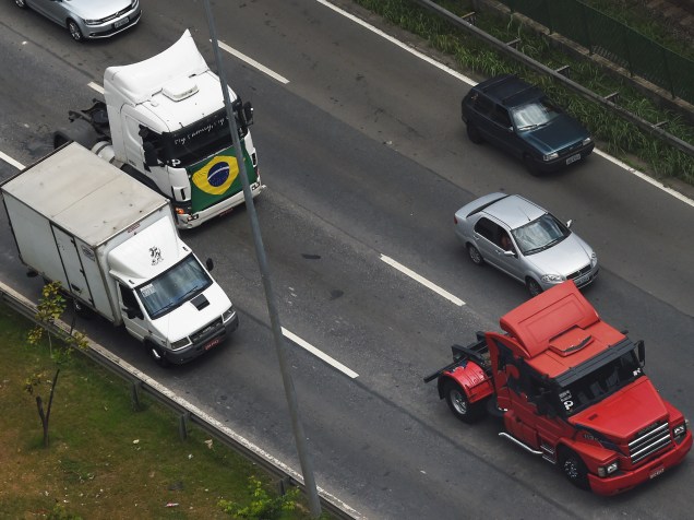 Protesto de caminhoneiros ocupa duas faixas da pista expressa da Marginal Pinheiros, sentido Castello Branco, em São Paulo (SP), no começo da tarde deste domingo (1)
