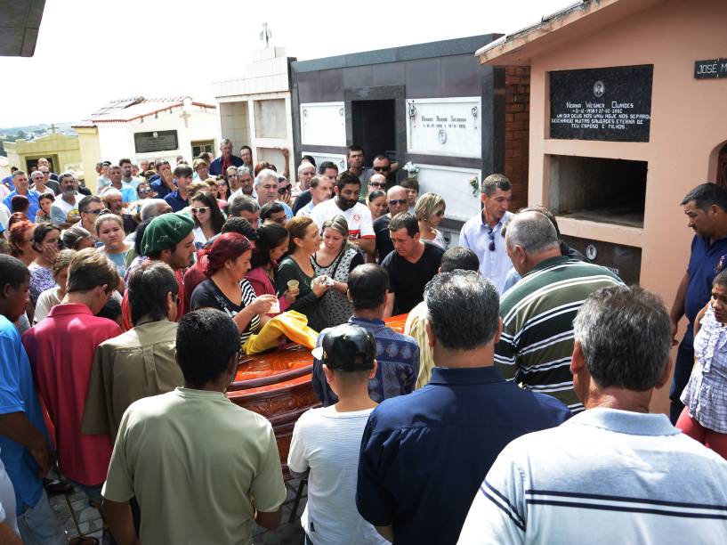 Centenas de pessoas se reuniram em São Sepé, na manhã deste domingo, para participar do cortejo fúnebre do caminhoneiro Cléber Adriano Ouriques, 38 anos, morto no último sábado durante uma manifestação. Cleber foi atropelado ao tentar interceptar um caminhão-baú que não parou durante o protesto que ocorreu na BR-392