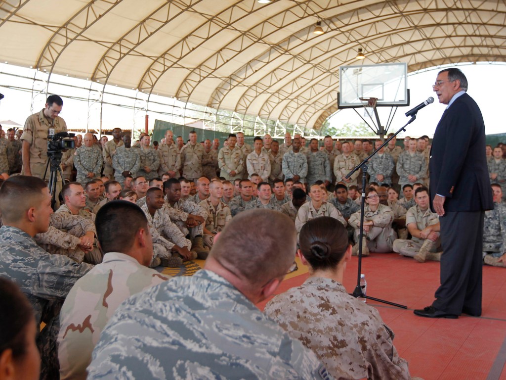 Militares reunidos durante visita do ex-secretário de defesa dos Estados Unidos, Leon Panetta, ao Camp Lemonnier, no Dijibout