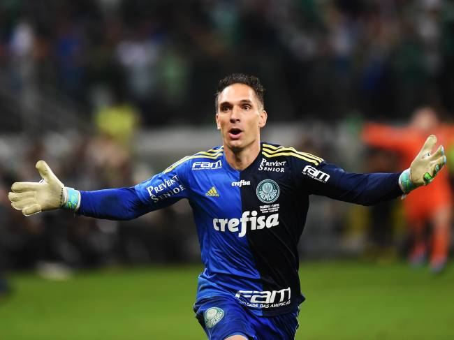 Fernando Prass do Palmeiras comemora a conquista da Copa do Brasil 2015, após vitória na partida final contra o Santos, na Arena Palmeiras, na Pompéia, região oeste de São Paulo, nesta quarta (02)