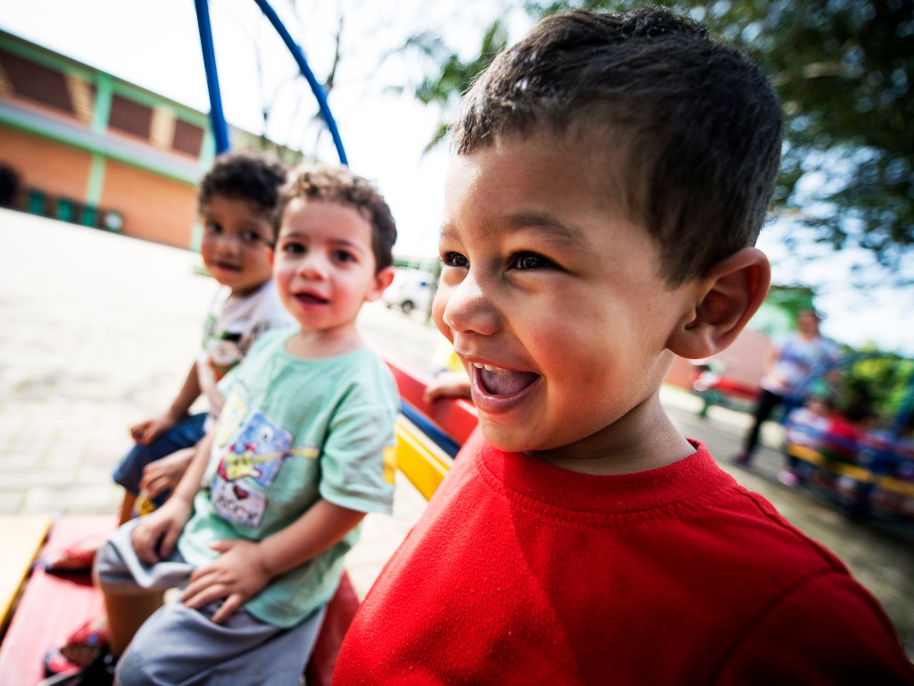 Crianças durante atividade em creche pública de Campo Bom, no Rio Grande do Sul. Investimento em educação infantil pode garantir incremento de até 60% na renda da população, aponta estudo