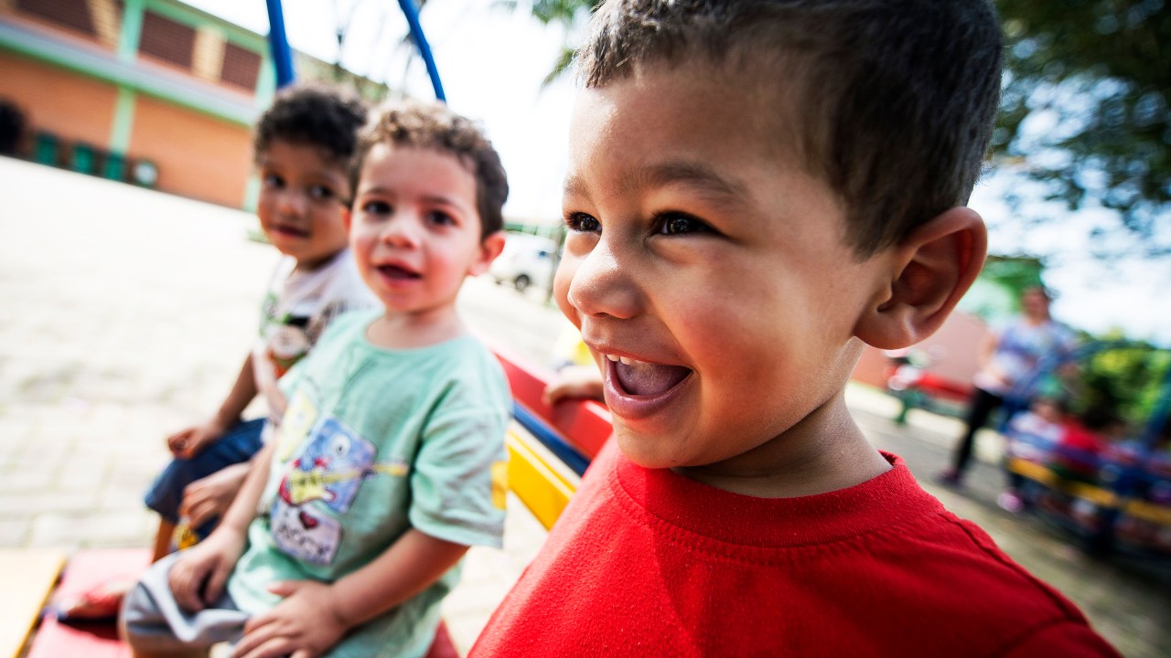 Crianças durante atividade em creche pública de Campo Bom, no Rio Grande do Sul. Investimento em educação infantil pode garantir incremento de até 60% na renda da população, aponta estudo