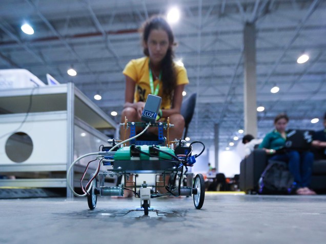 Entre as atividades noturnas, participantes da Campus Party trabalham com programação de robôs. Duelos entre as máquinas atraem torcidas e são transmitidos pela internet