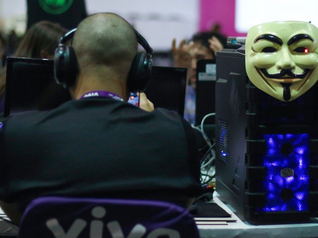 Máscara de Guy Fawkes decora computador de participante da Campus Party. Imagem é símbolo do grupo hacker Anonymous