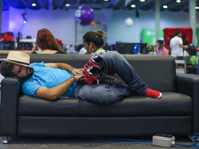 Poucos campuseiros dormem em suas barracas. Na Campus Party a maioria tira cochilos ao longo do dia nos sofás espalhados pelo espaço do evento