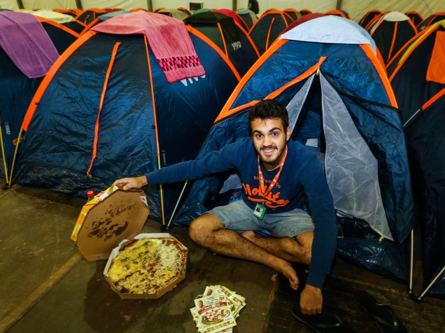 As pizzas se tornaram a principal alimentação do campuseiro. Na barraca, Felipe Augusto da Silva, 19 anos, esperava um amigo para o jantar. "Vi pessoas que comeram pizza todas as noites", diz o estudante do Rio Grande do Sul