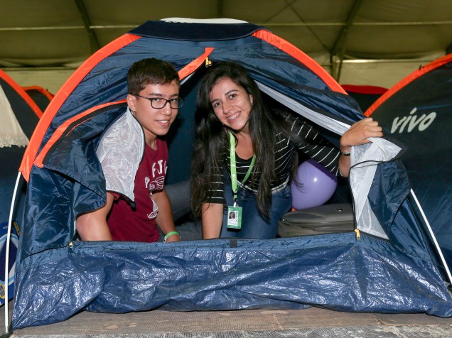 O casal Victor Luiz e Amanda Costa, ambos de 20 anos, viajaram de Goiás a São Paulo para acamparem juntos na Campus Party. Uma das barracas que compraram foi usada apenas para guardar os equipamentos do casal, que levou desde computadores pessoais até chapinha de cabelo para o evento