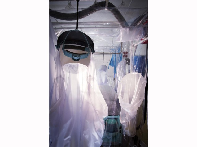 <p>Unidade de isolamento de alto nível no Royal Free Hospital, em Londres, fotografada por David Bishop, funcionário do hospital. A tenda é feita para tratar especialmente doenças de alto nível infeccioso como Ebola e febre hemorrágica</p>