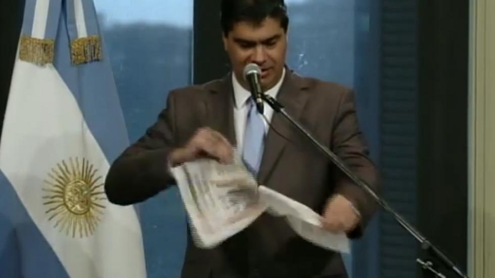 O chefe de Gabinete do Executivo da Argentina Jorge Capitanich rasga o jornal 'Clarín'