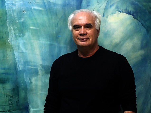 Carlos Araujo em frente ao painel "Ressurreição"