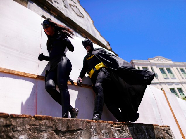 Foliões vestidos de Batgirl e Batman, no bloco Enquanto isso na sala da justiça , durante o carnaval de Olinda, no Recife, na tarde deste domingo (07)